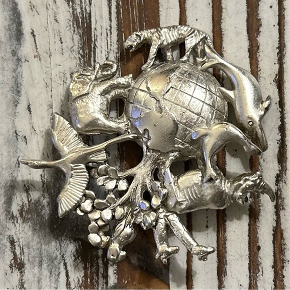 AJC Vintage Brooch Multiple Animals Around the World Earth Planet Silver Tone - Picture 3 of 9